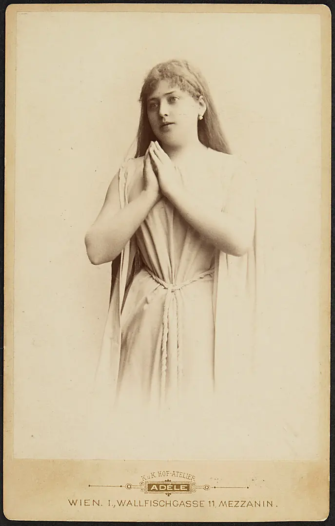 Lola Beeth, Verweis auf Stücktitel: Lohengrin