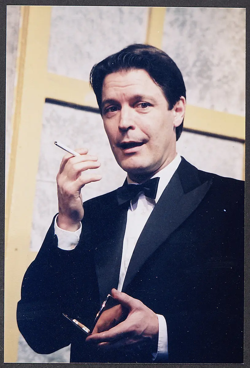 Brian Hatfield, Verweis auf Stücktitel: Private Lives