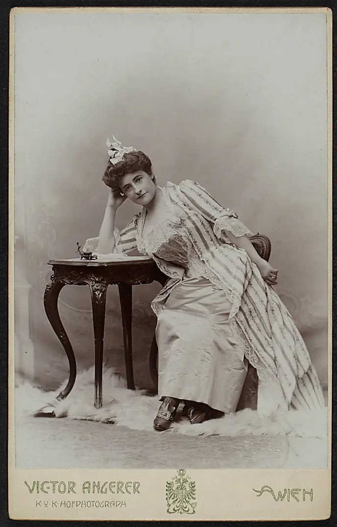 Frances Saville, Verweis auf Stücktitel: Manon