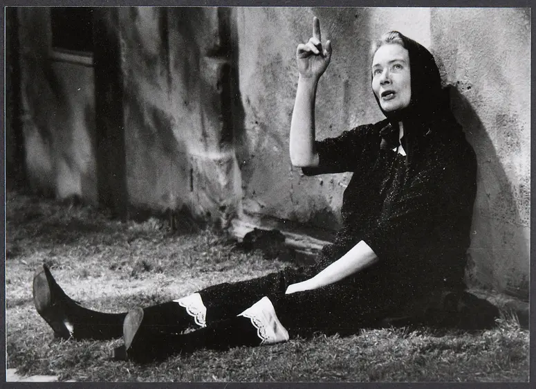 Helga Illich, Verweis auf Stücktitel: Über die Dörfer