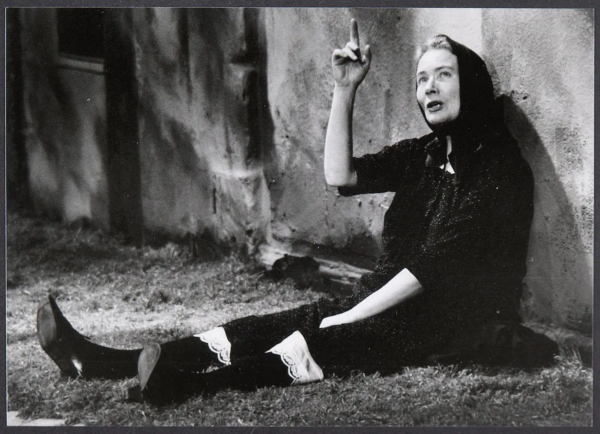 Helga Illich, Verweis auf Stücktitel: Über die Dörfer