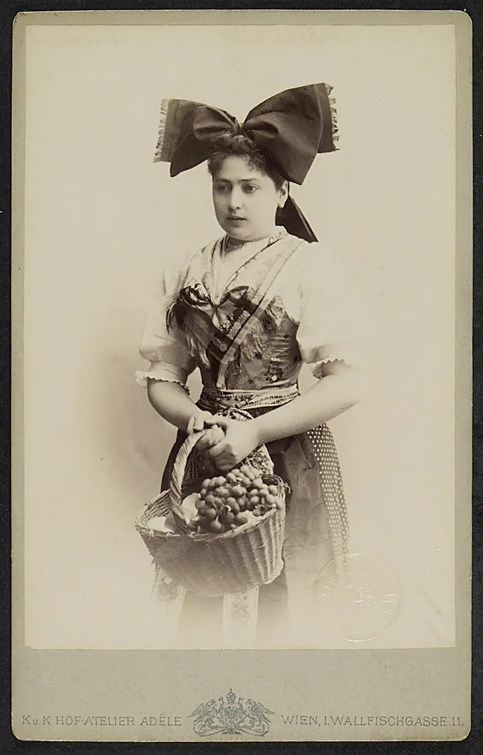 Lola Beeth, Verweis auf Stücktitel: Freund Fritz