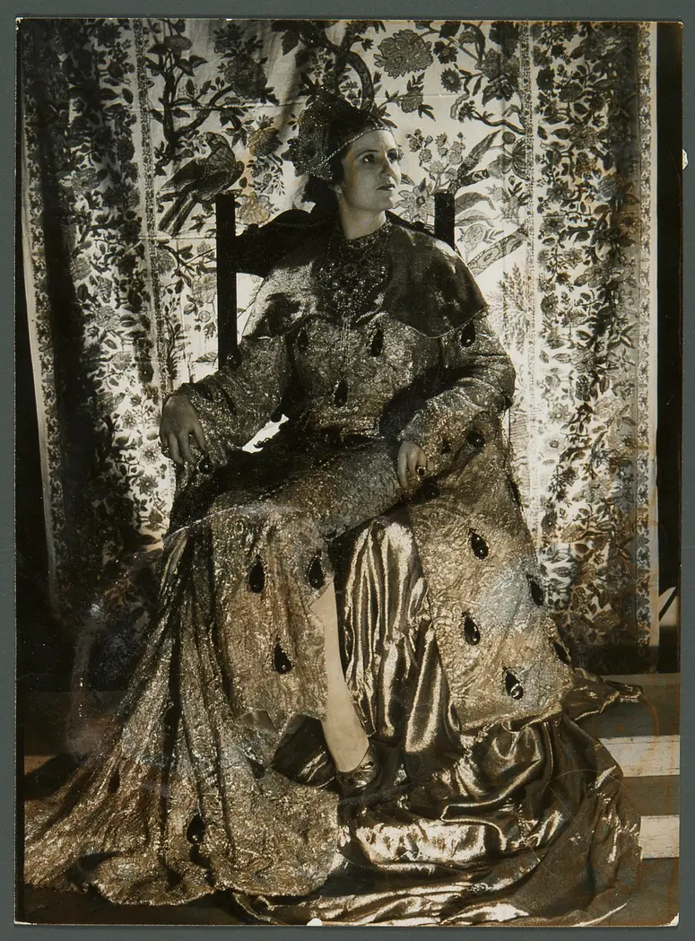 Emmi Kreutzer, Verweis auf Stücktitel: Theodora