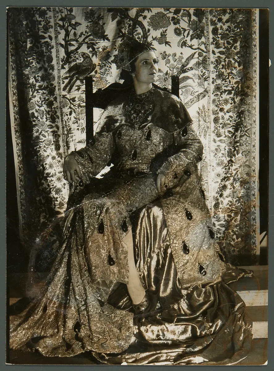 Emmi Kreutzer, Verweis auf Stücktitel: Theodora