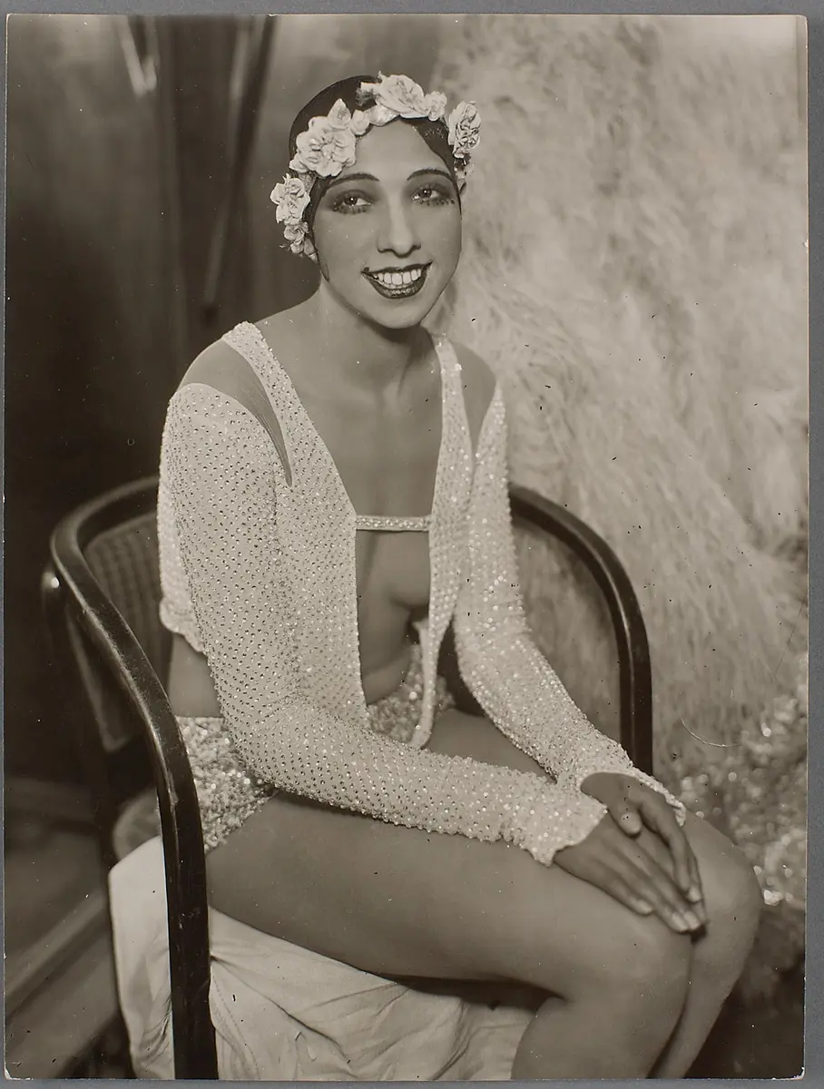 Josephine Baker, Verweis auf Stücktitel: Schwarz auf Weiss