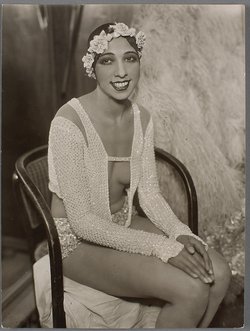 Josephine Baker, Verweis auf Stücktitel: Schwarz auf Weiss