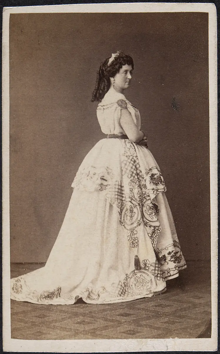 Rosa Geringer, Verweis auf Stücktitel: Die schöne Helena