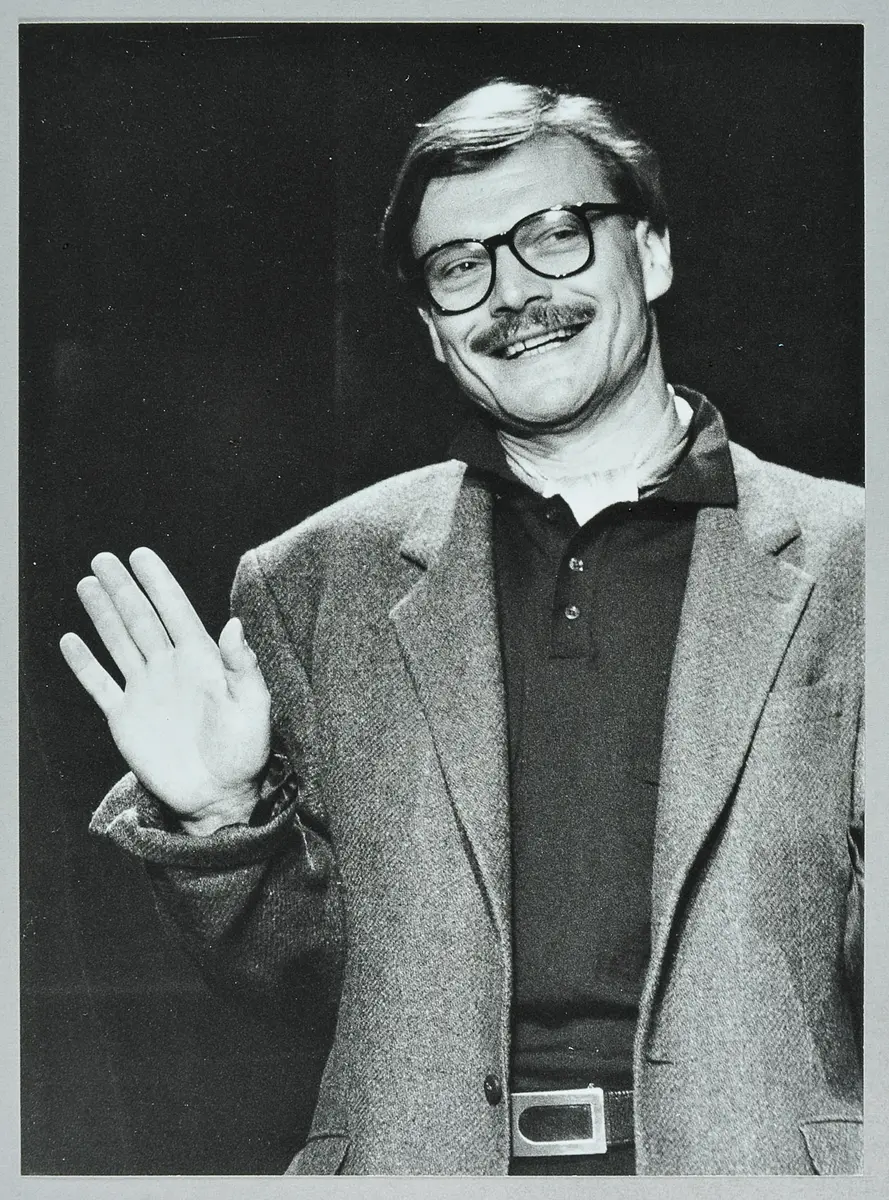 Alexander Strobele, Verweis auf Stücktitel: Gebrüllt vor Lachen