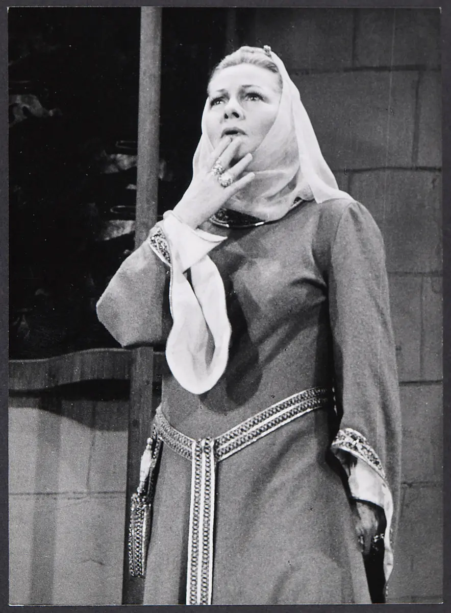 Joan Fontaine, Verweis auf Stücktitel: The Lion in Winter