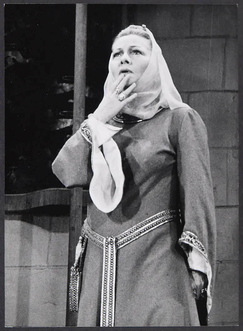 Joan Fontaine, Verweis auf Stücktitel: The Lion in Winter