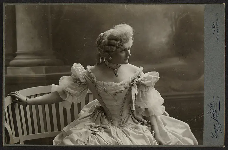 Martha Zauner, Verweis auf Stücktitel: Rococo
