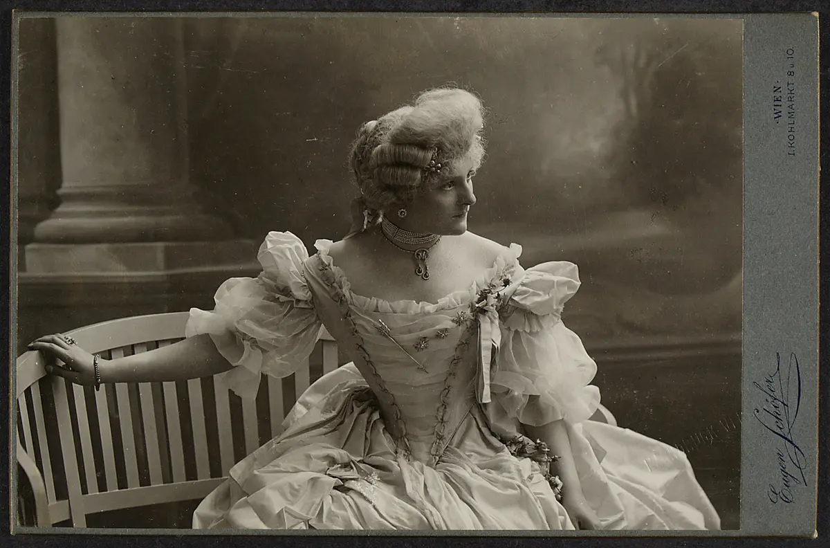 Martha Zauner, Verweis auf Stücktitel: Rococo
