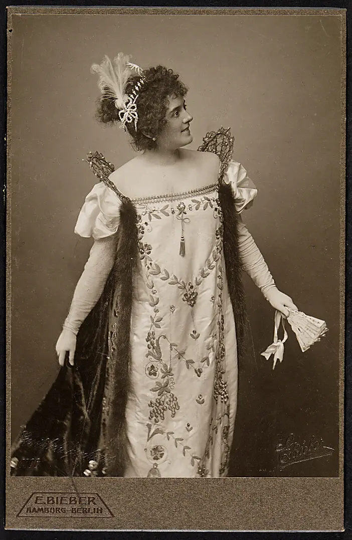 Lotte Witt, Verweis auf Stücktitel: Madame Sans-Gene
