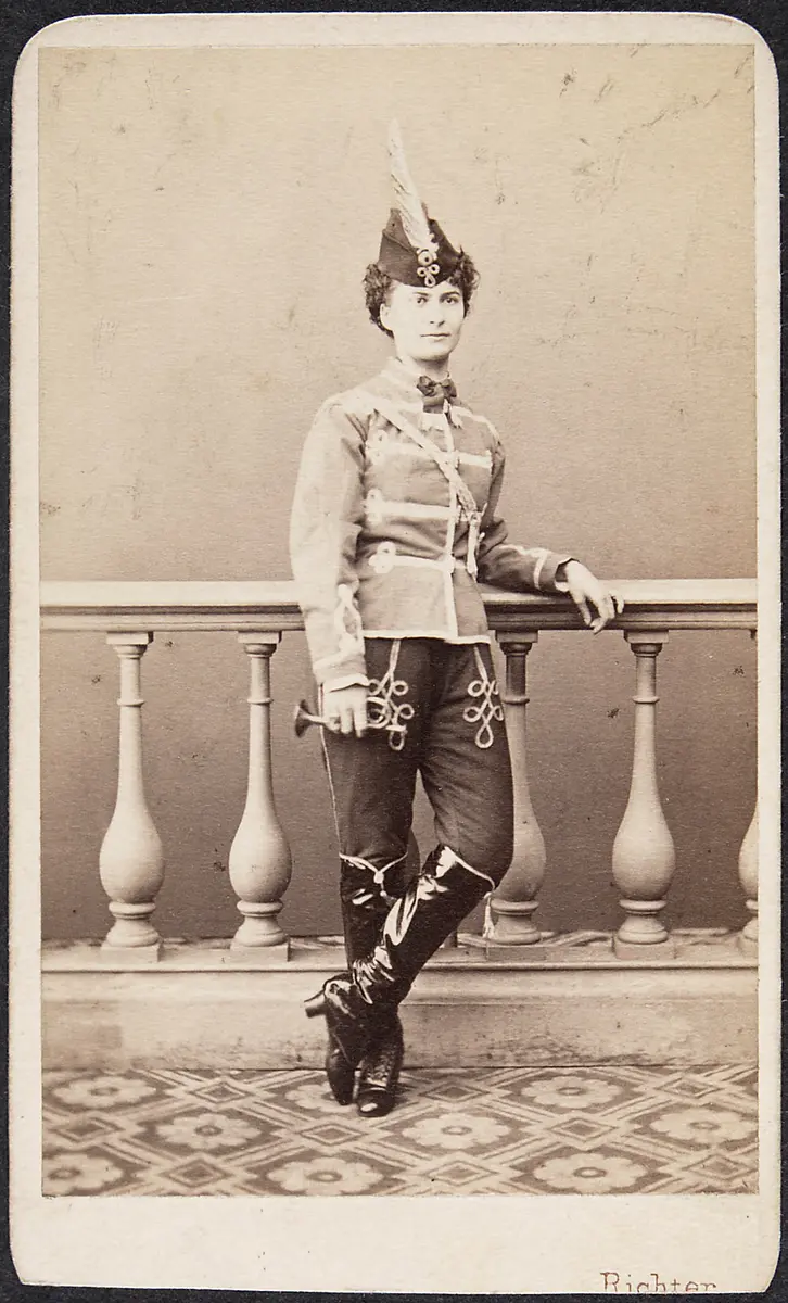 Pauline von Butiofski, Verweis auf Stücktitel: Leichte Kavallerie