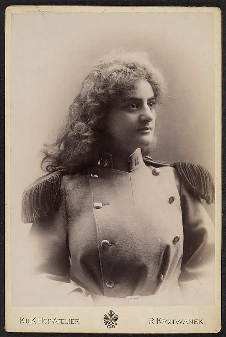 Gisela Pahlen, Verweis auf Stücktitel: Trilby