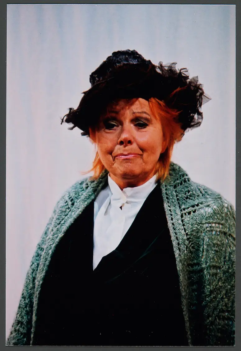 Elfriede Ott, Verweis auf Stücktitel: Nur Ruhe!