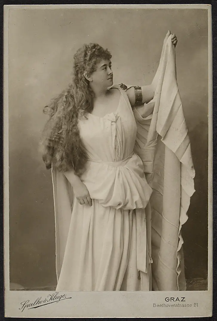 Georgine von Januschofsky, Verweis auf Stücktitel: Siegfried
