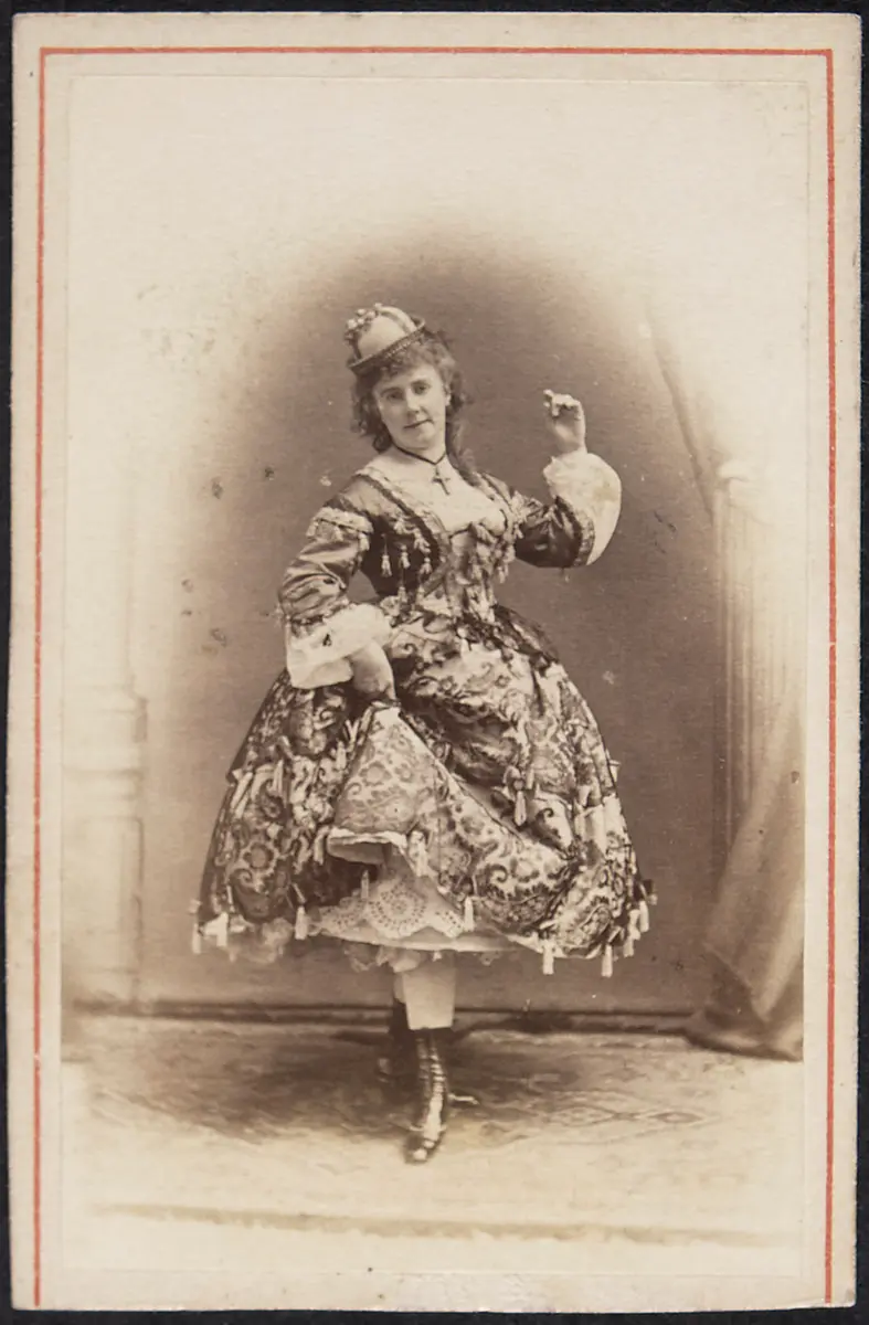 Lina Mayr, Verweis auf Stücktitel: Pariser Leben