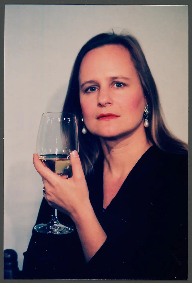 Laura Mitchell, Verweis auf Stücktitel: Betrayal