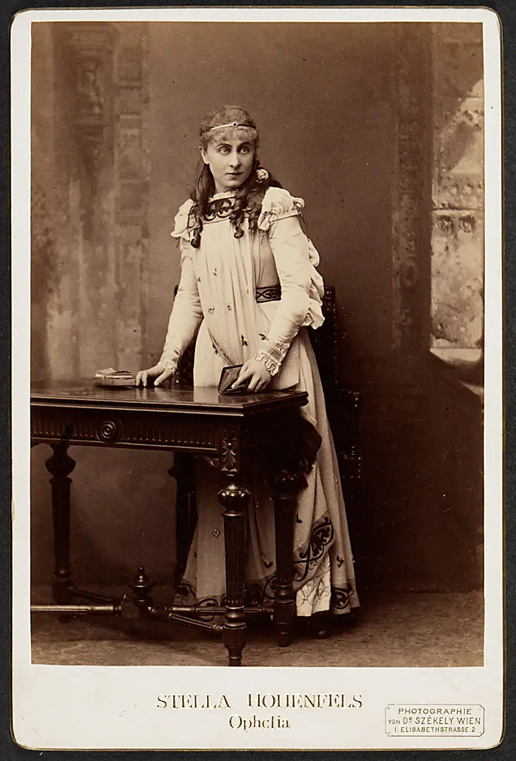 Stella Hohenfels, Verweis auf Stücktitel: Hamlet