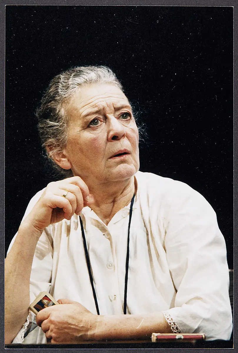 Julia Gschnitzer, Verweis auf Stücktitel: Der Aufstieg der Regina G.
