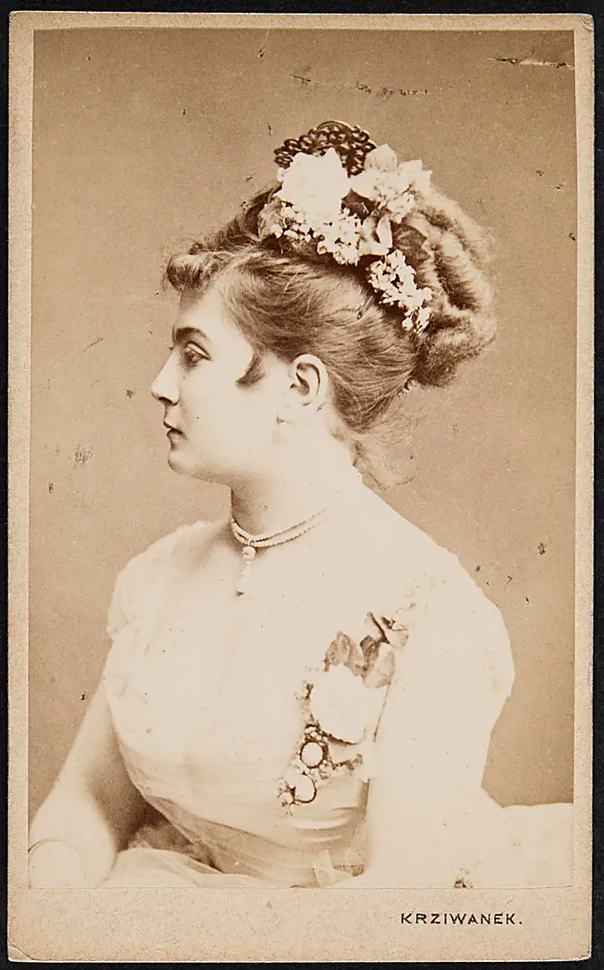Elise Bach