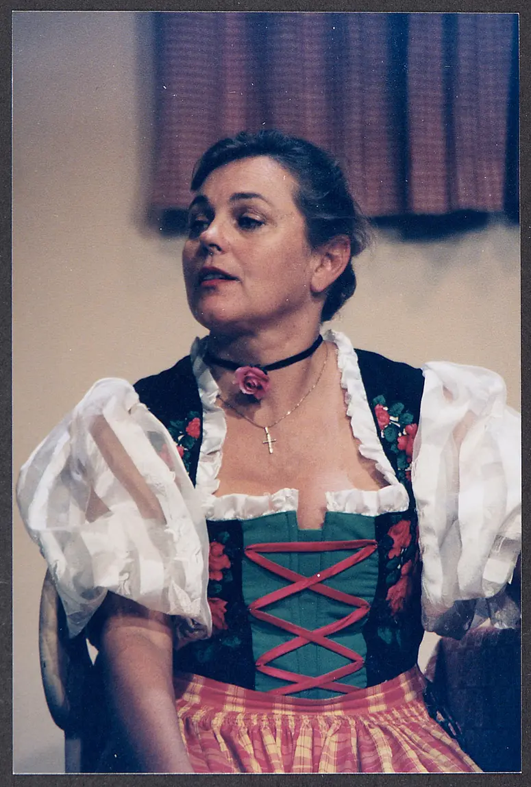 Stella Hierländer, Verweis auf Stücktitel: Holzers Peepshow