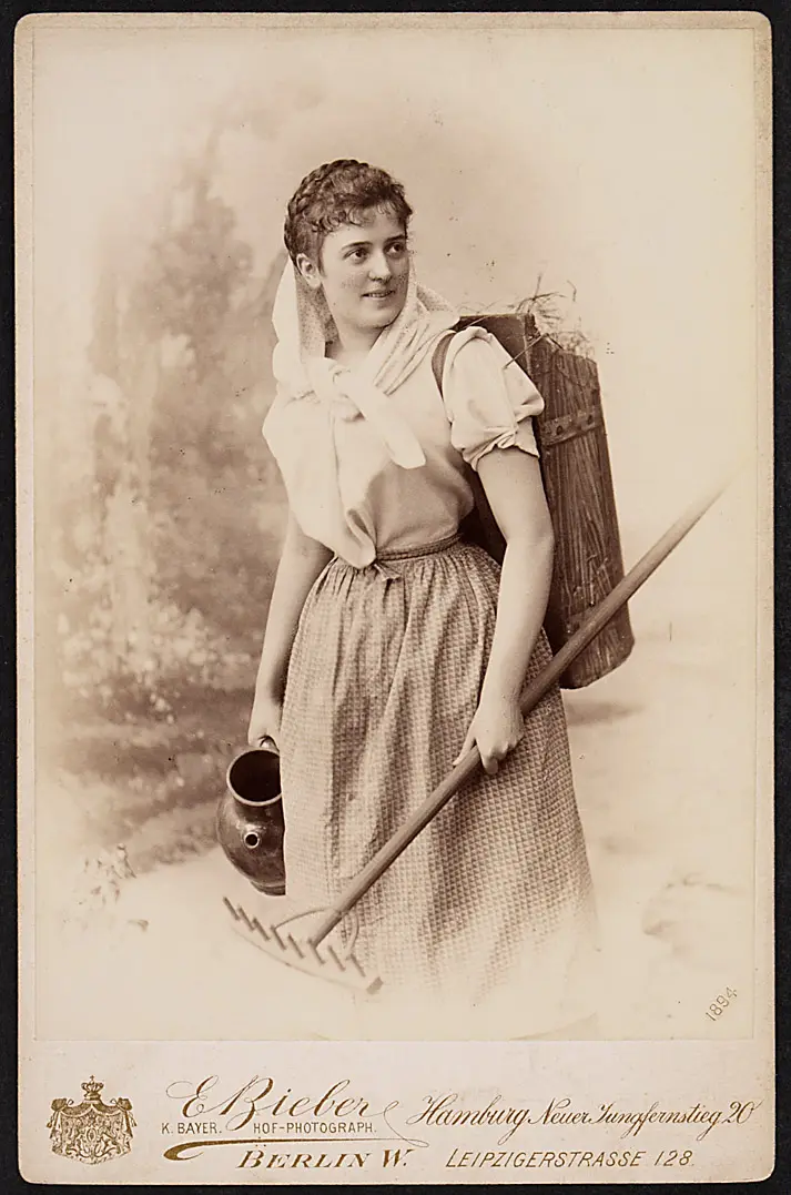 Lotte Witt, Verweis auf Stücktitel: Die Hagestolze