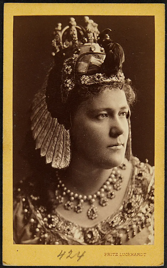 Marie Wilt, Verweis auf Stücktitel: Aida