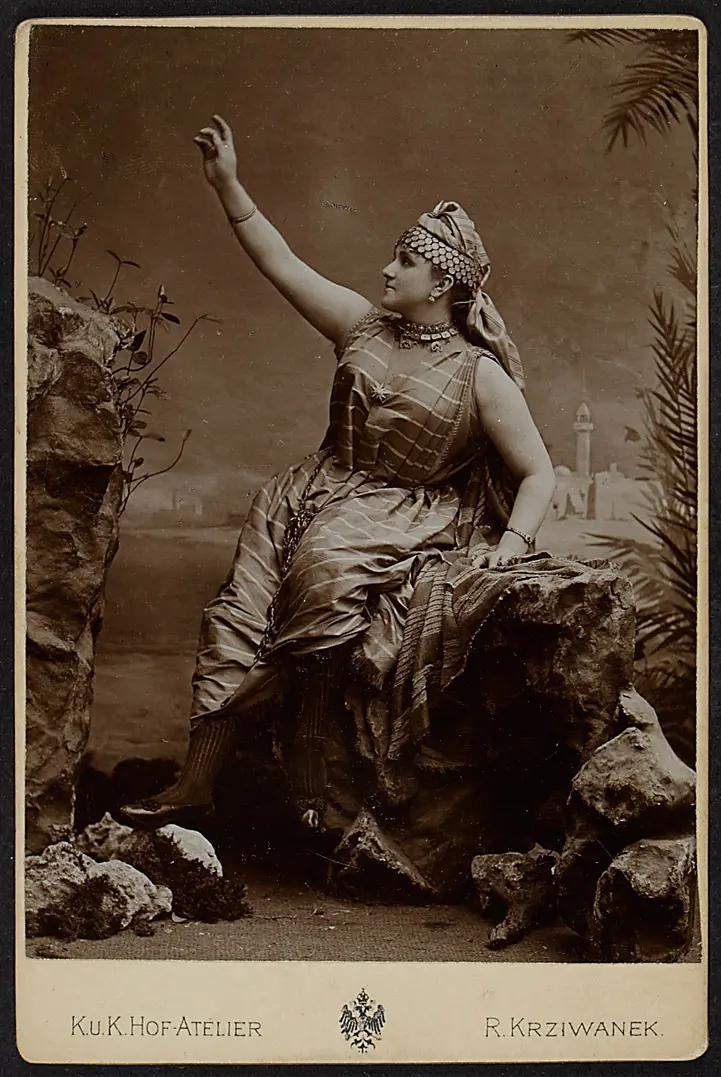 Karoline Skofitz, Verweis auf Stücktitel: Exzelsior