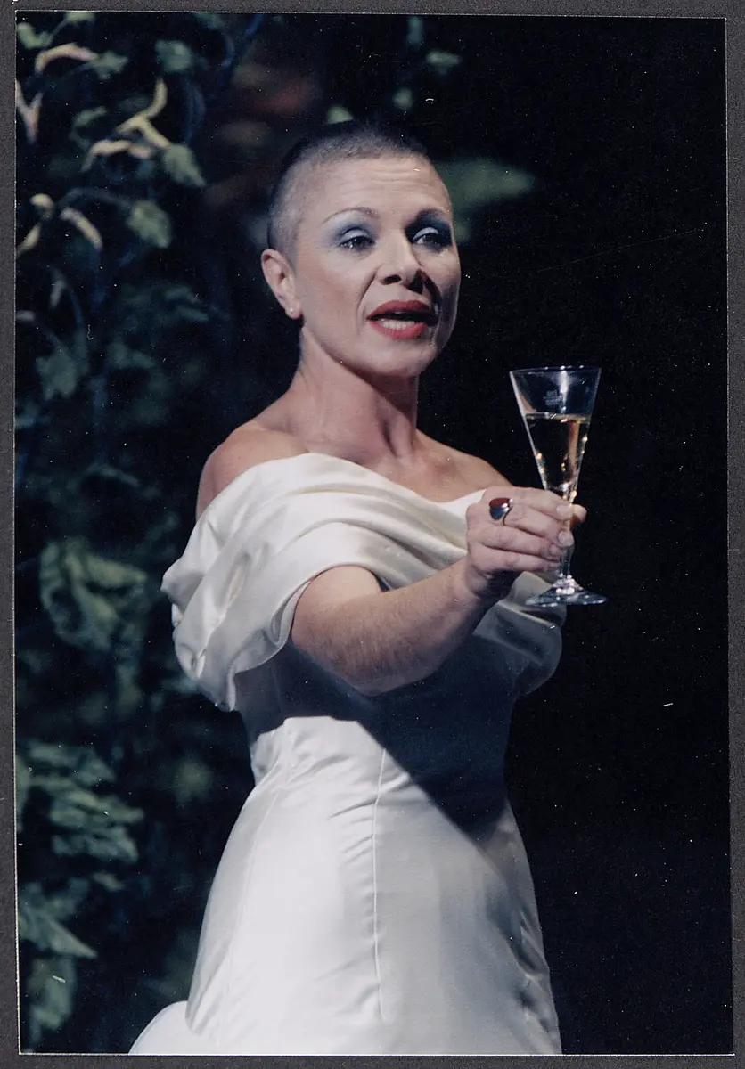 Renate Jett, Verweis auf Stücktitel: Hamlet