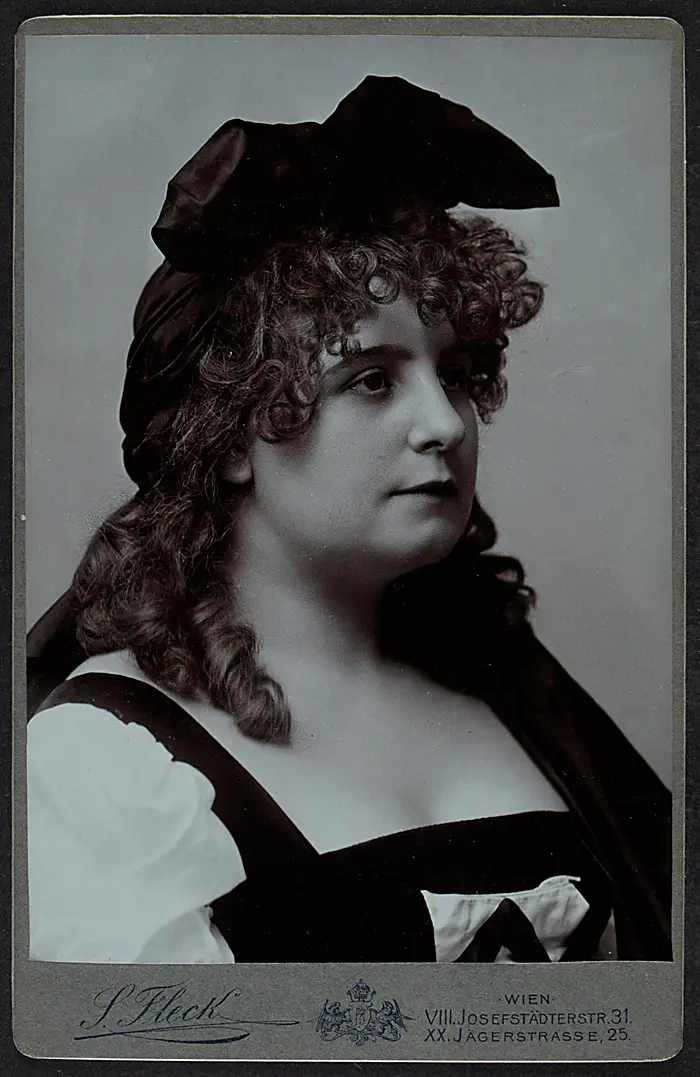 Minnie Milton, Verweis auf Stücktitel: Das Modell