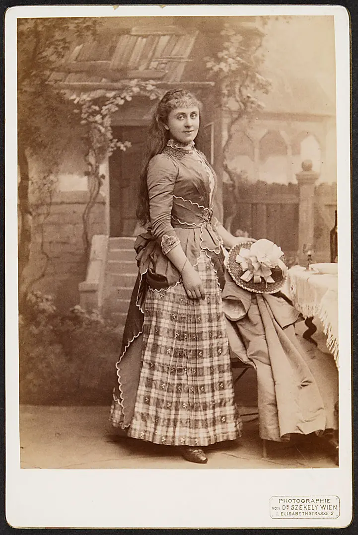 Stella Hohenfels, Verweis auf Stücktitel: Abbé Constantin