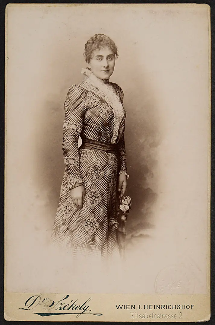 Stella Hohenfels, Verweis auf Stücktitel: Frau Susanne