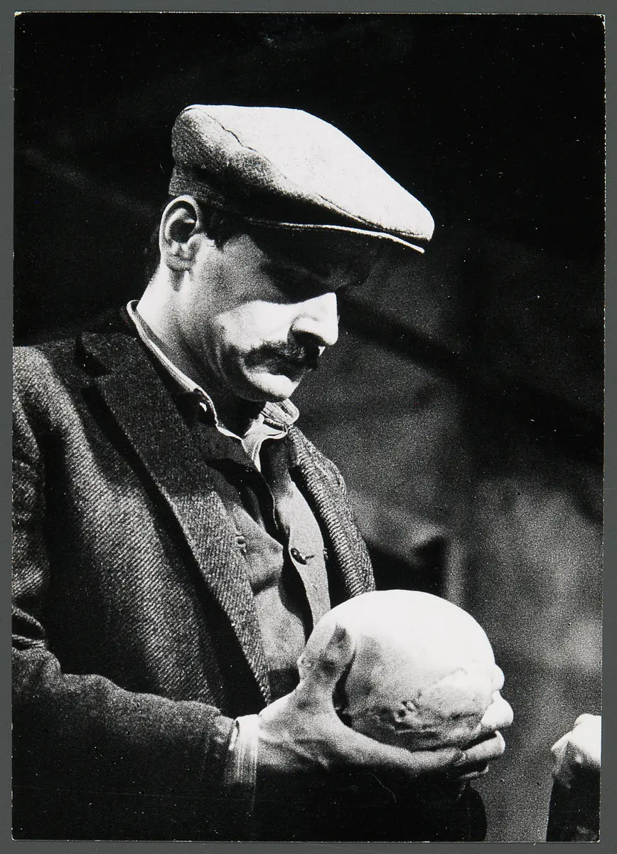 Stephan Paryla-Raky, Verweis auf Stücktitel: Hamlet im Unterschlemmdorf