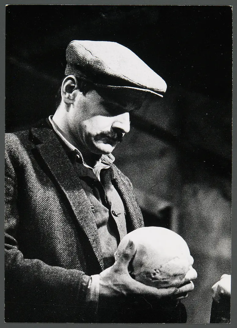 Stephan Paryla-Raky, Verweis auf Stücktitel: Hamlet im Unterschlemmdorf