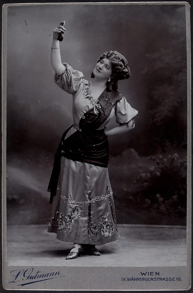 Isa Karoly