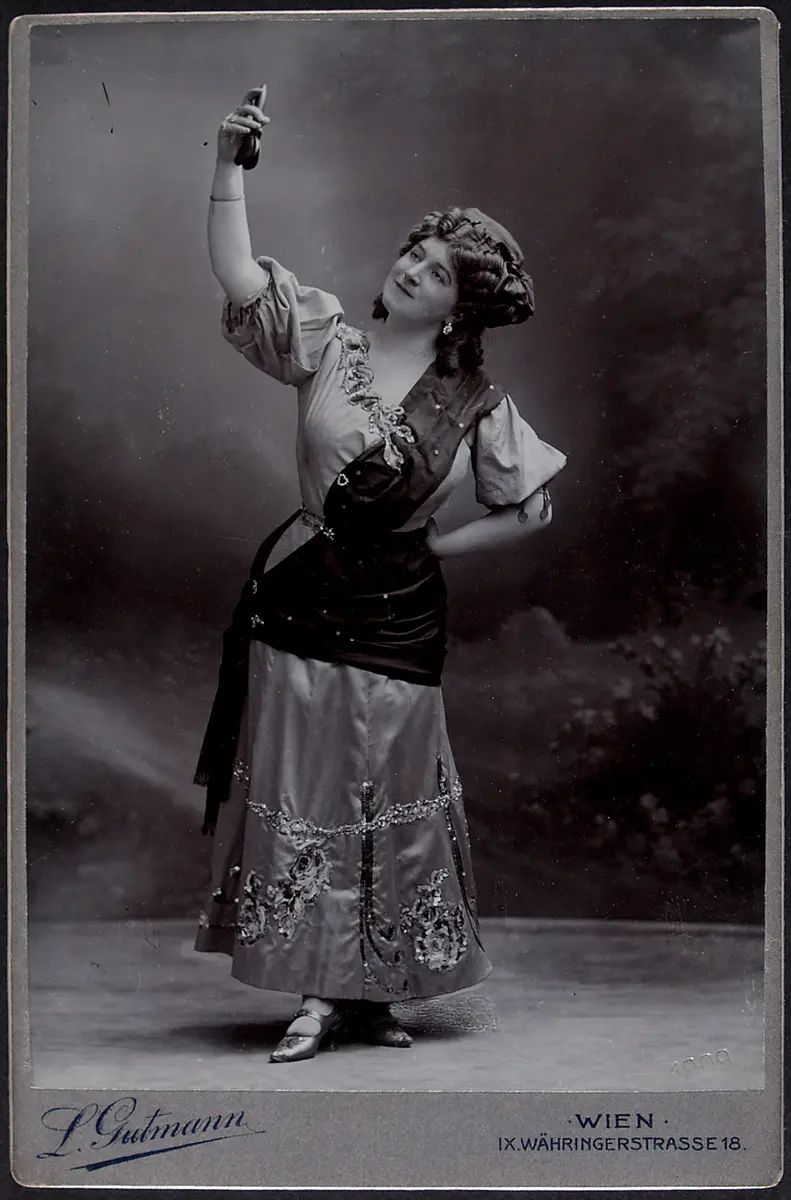 Isa Karoly