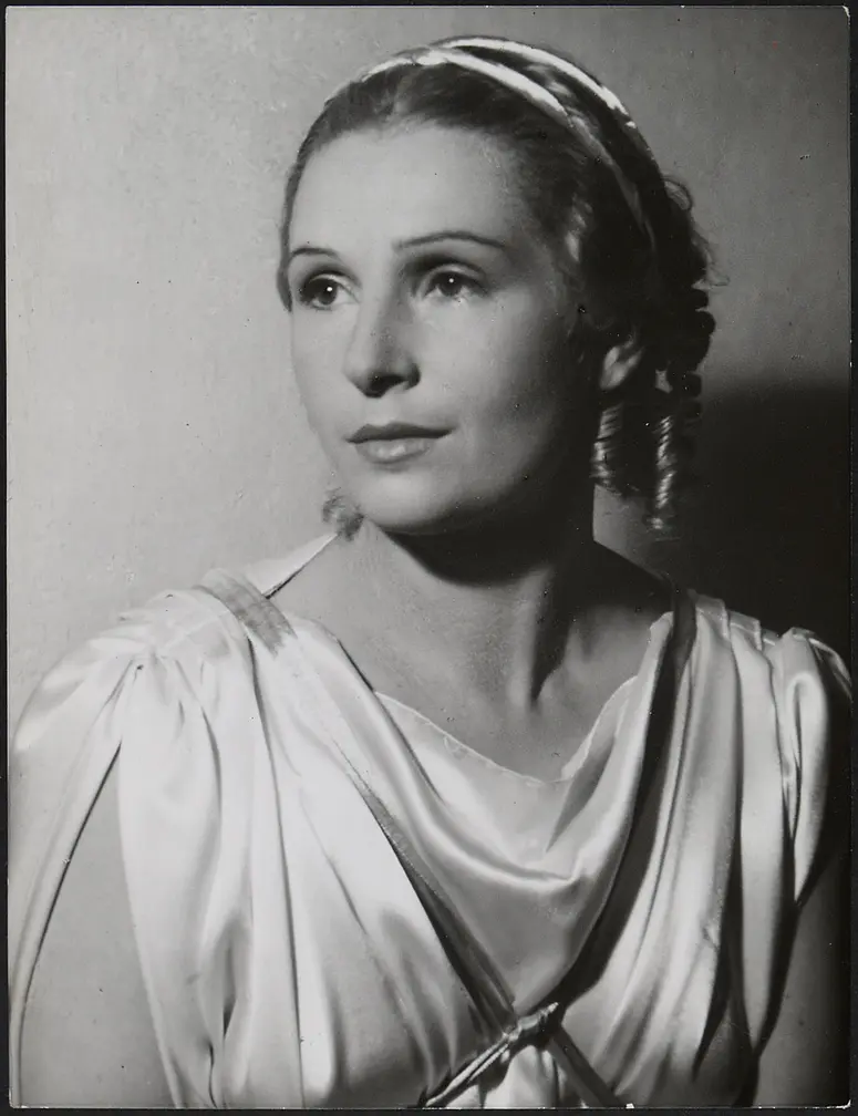 Nora Gregor