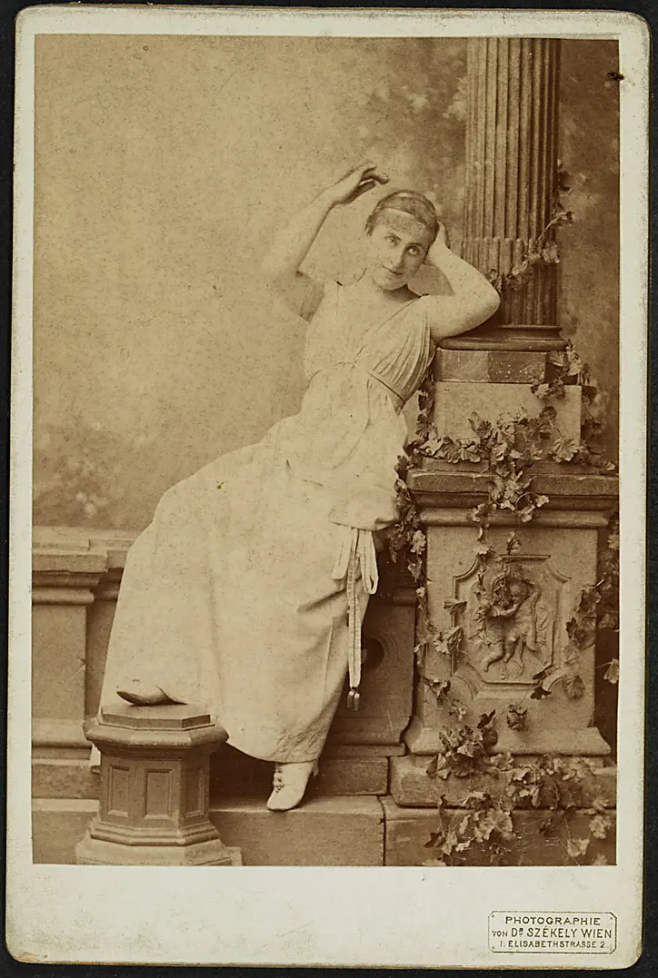 Stella Hohenfels, Verweis auf Stücktitel: Wintermärchen