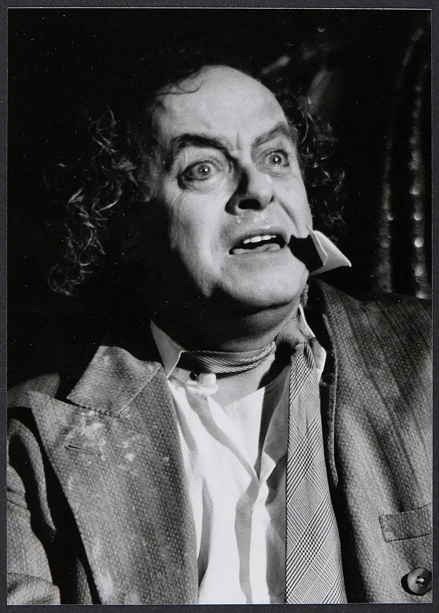 Michael N. Harbour, Verweis auf Stücktitel: The Dresser