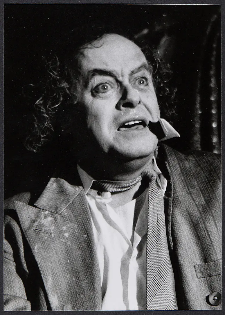 Michael N. Harbour, Verweis auf Stücktitel: The Dresser