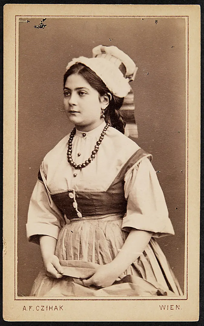 Elise Bach