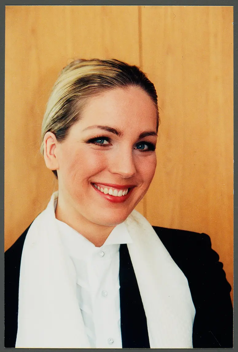 Annely Peebo, Verweis auf Stücktitel: Die Fledermaus