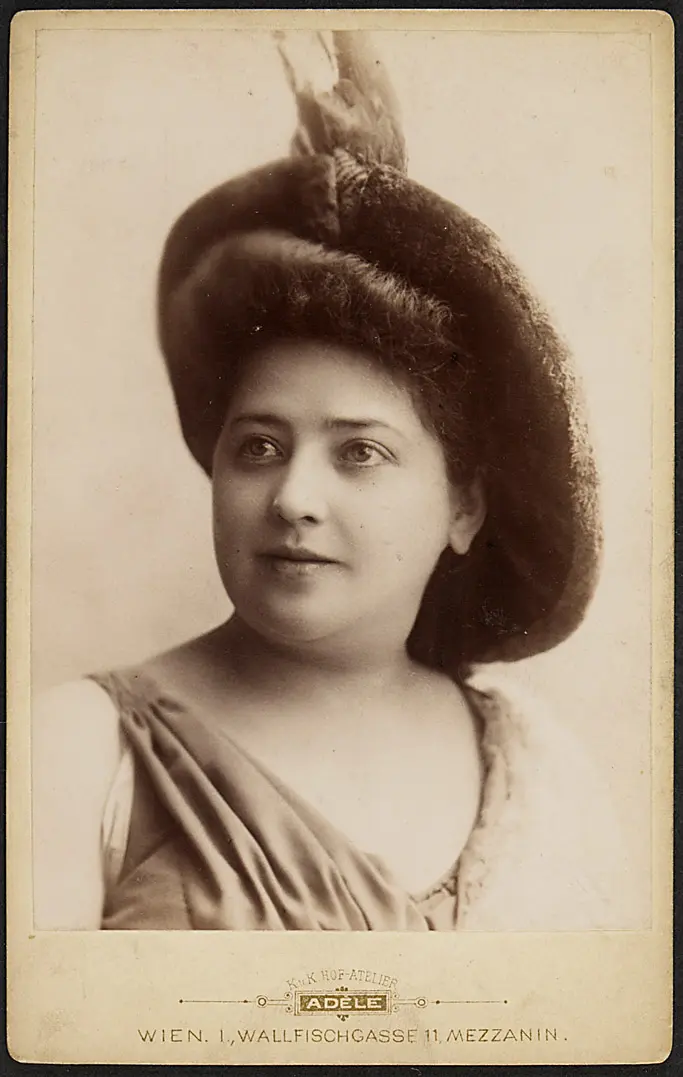 Lola Beeth, Verweis auf Stücktitel: Merlin