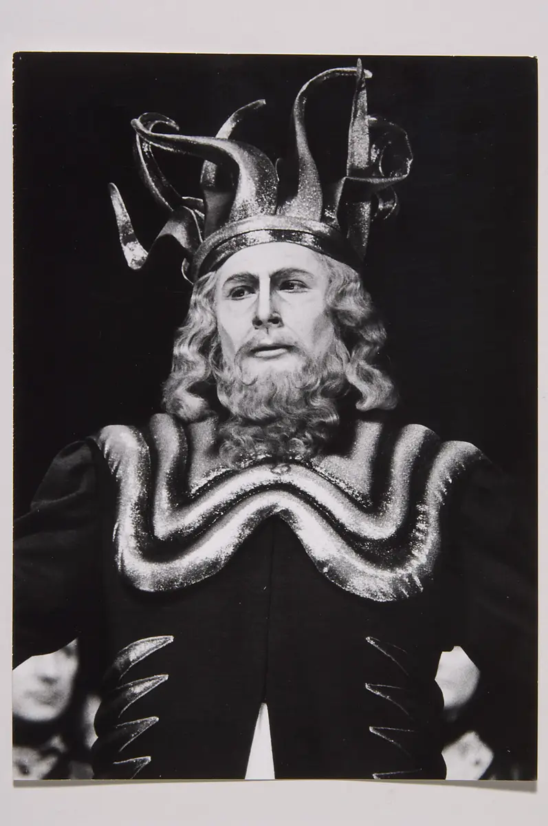 Ghiuselev, Verweis auf Stücktitel: Medea