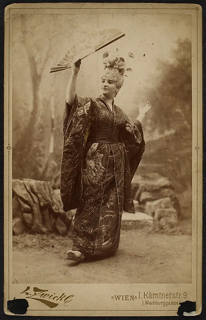 Bertha Stein, Verweis auf Stücktitel: Der Mikado