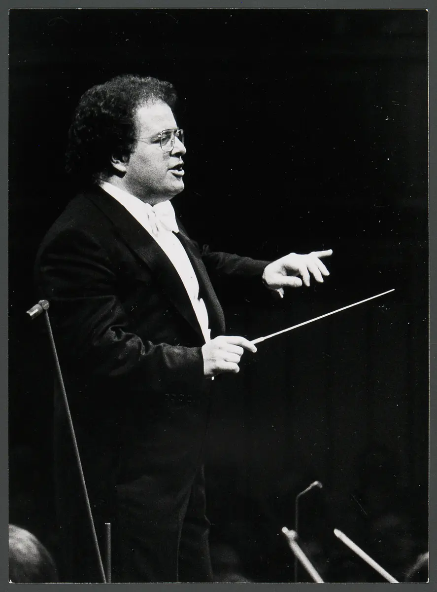 James Levine, Verweis auf Stücktitel: Gala der Stars