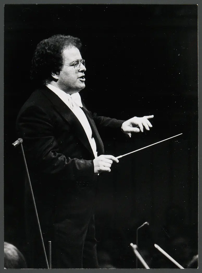 James Levine, Verweis auf Stücktitel: Gala der Stars