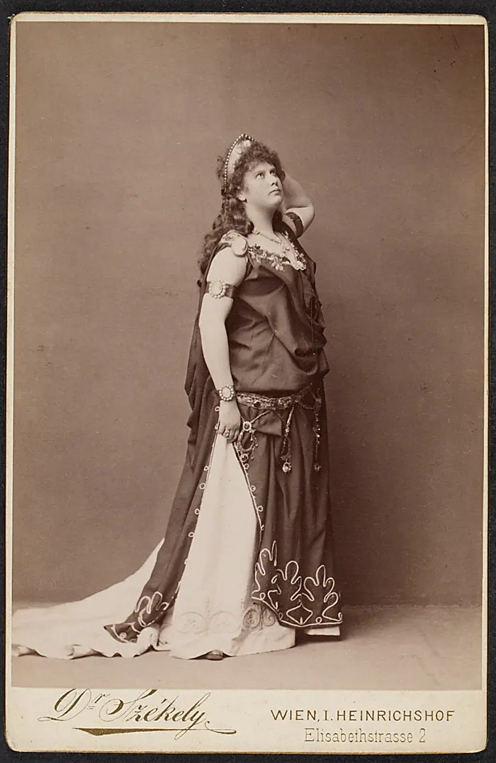 Pauline Schweighofer, Verweis auf Stücktitel: Medea